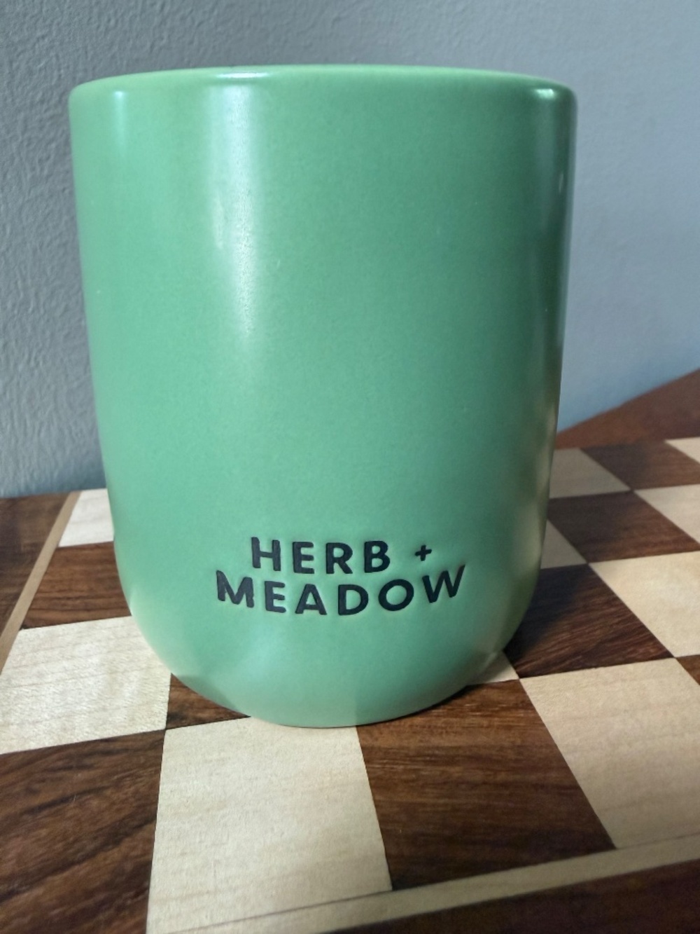 Bellevue Luxury Herb + Meadow 10 oz Soy Blend Candle Green Ceramic New